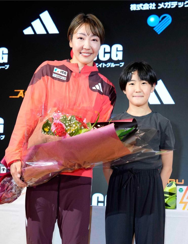 　記者会見後、娘の果緒さん（右）と写真に納まる寺田明日香