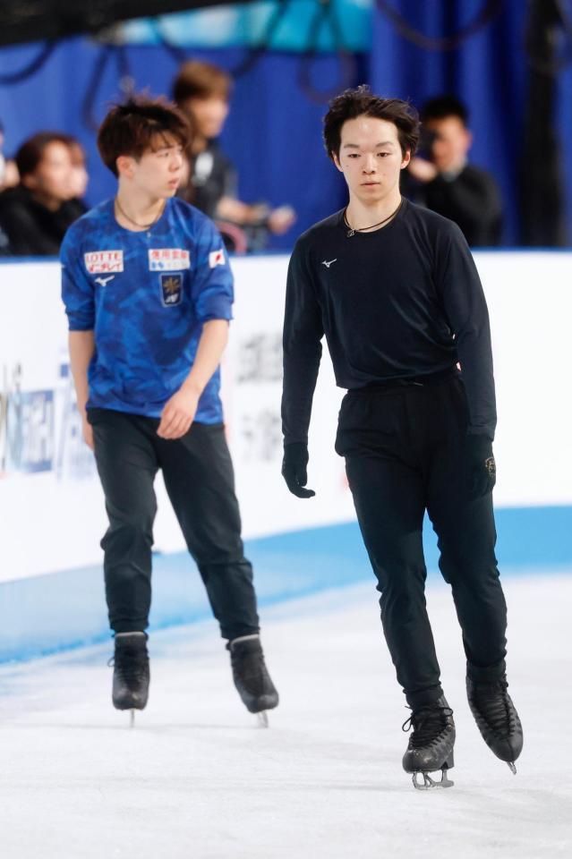 　調整する鍵山優真（右）と佐藤駿