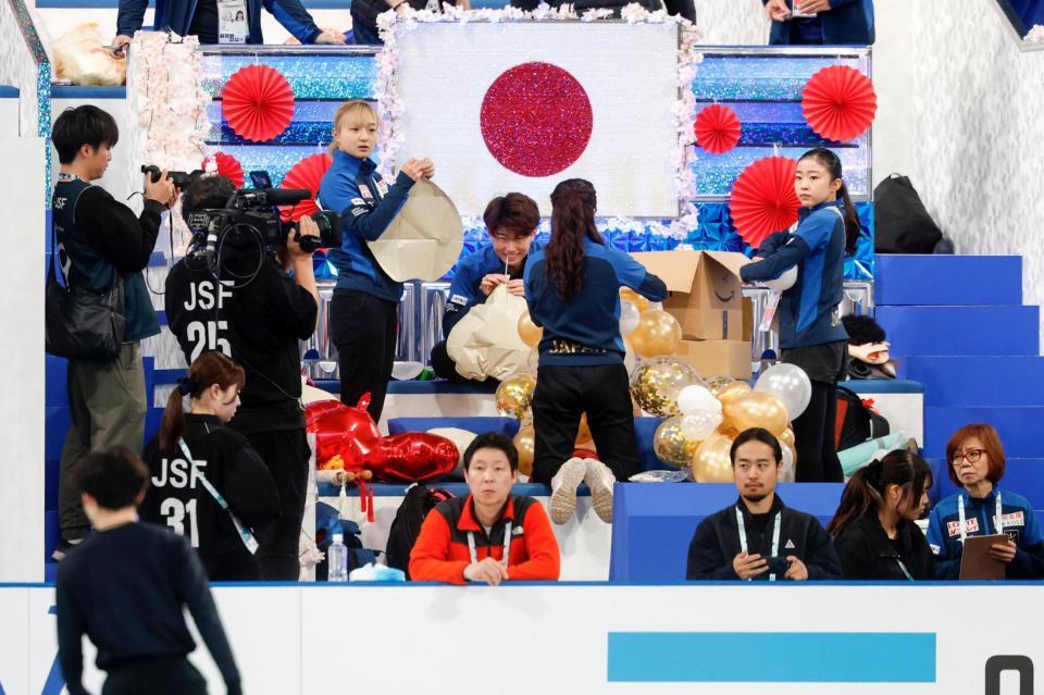 　選手席の飾り付けをする坂本花織（奥左端）と千葉百音（同右端）ら