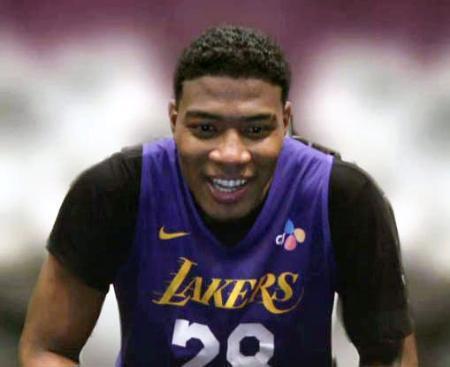 　オンラインで取材に応じるＮＢＡレーカーズの八村（共同）