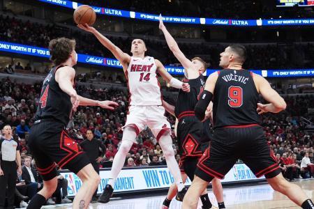 　ブルズに勝利したヒートのタイラー・ヒーロー（左から２人目）＝１６日（ＡＰ＝共同）