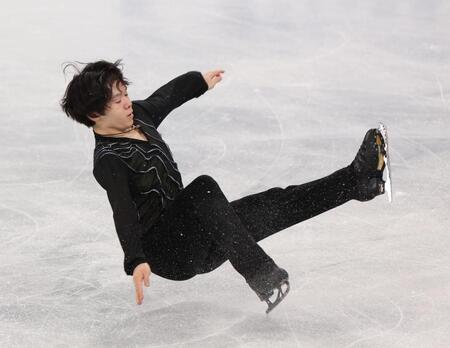 　転倒する鍵山優真（撮影・佐々木彰尚）