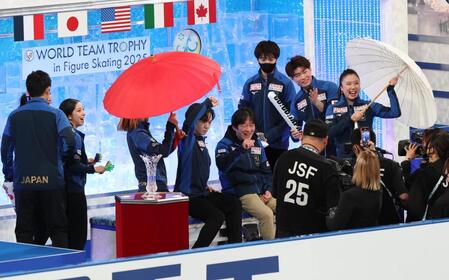 　ポーズを決める鍵山優真（撮影・佐々木彰尚）