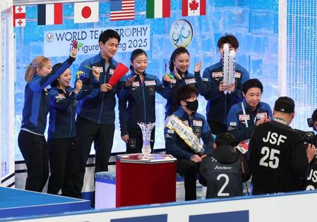 　「今日の君は１２０点」のたすきをかける佐藤駿（撮影・佐々木彰尚）