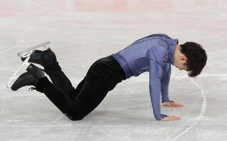 　リンクに手をつく佐藤駿（撮影・佐々木彰尚）