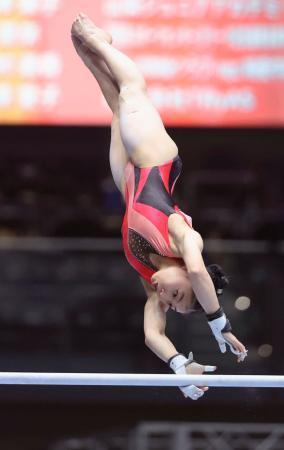 　女子個人総合予選　岸里奈の段違い平行棒＝高崎アリーナ