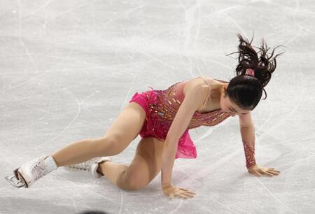 　転倒する千葉百音（撮影・佐々木彰尚）