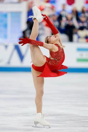 　女子ＳＰ　演技する坂本花織＝東京体育館