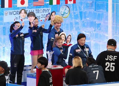 　おどける坂本花織（撮影・佐々木彰尚）