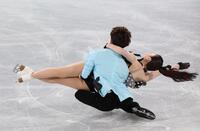 　体勢を崩す吉田唄菜、森田真沙也組（撮影・佐々木彰尚）