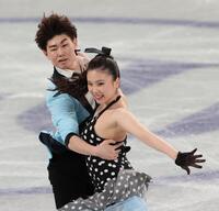 　華麗な演技を披露する吉田唄菜、森田真沙也組（撮影・佐々木彰尚）