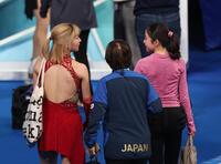 　話しながら引き揚げる坂本花織（左）と千葉百音（撮影・佐々木彰尚）