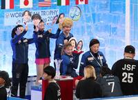 　おどける坂本花織（撮影・佐々木彰尚）