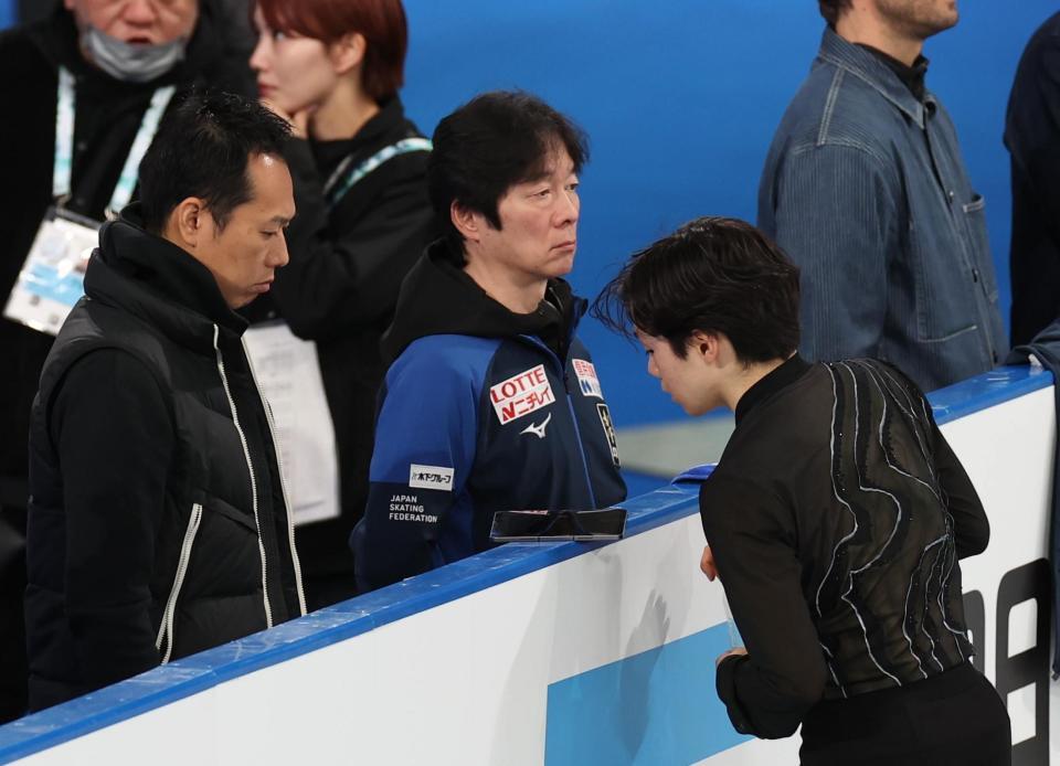 　練習の途中、ビデオを見る鍵山優真（右）＝撮影・佐々木彰尚