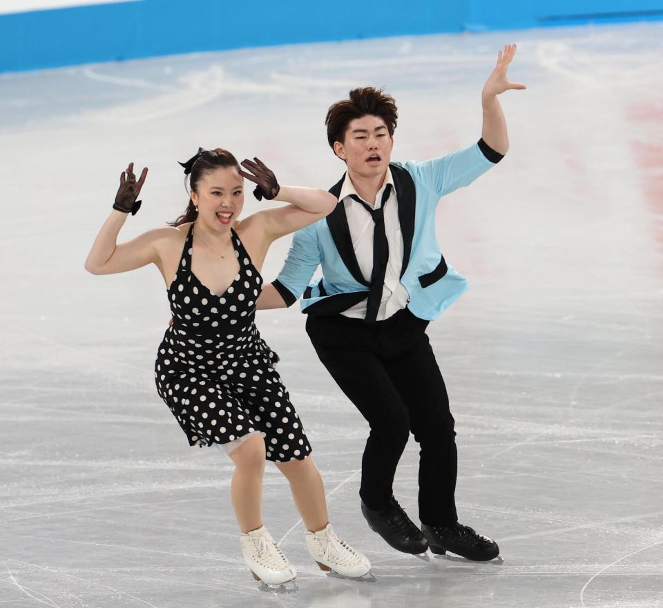 　息の合った演技を披露する吉田唄菜、森田真沙也組（撮影・佐々木彰尚）