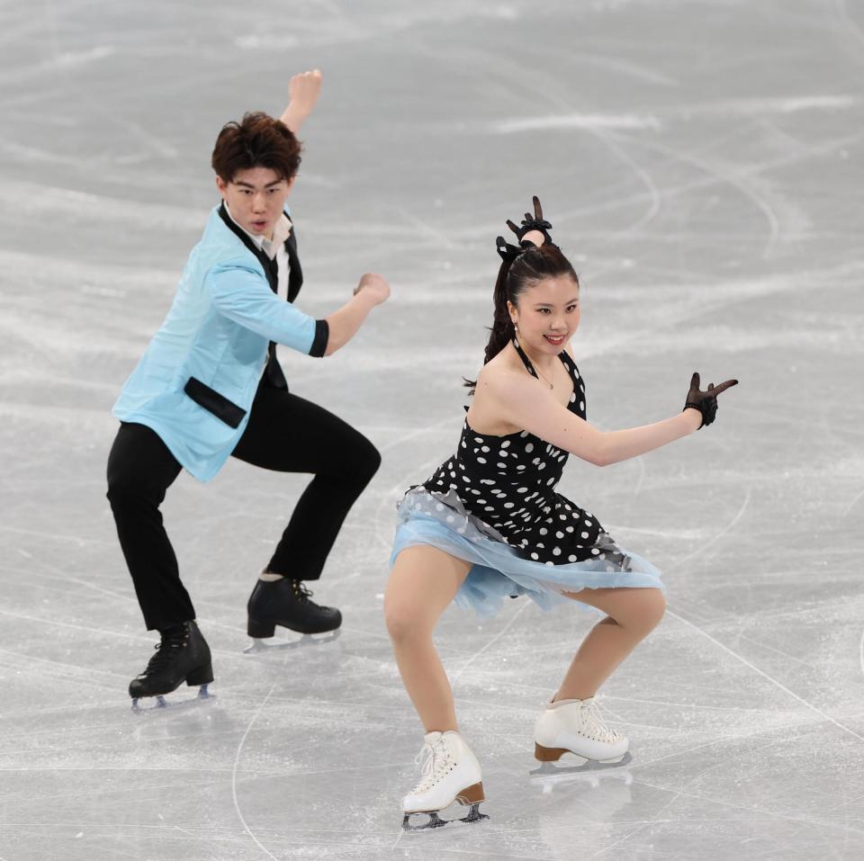 　息の合った演技を披露する吉田唄菜、森田真沙也組（撮影・佐々木彰尚）