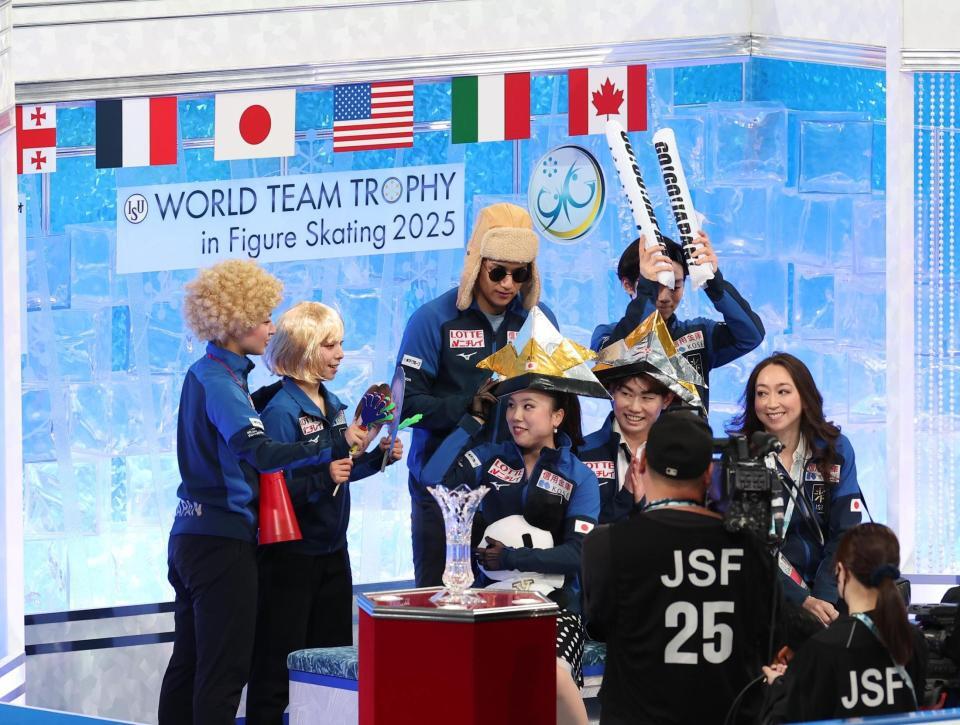 　吉田唄菜、森田真沙也組のキスアンドクライに駆けつけた坂本花織（左）ら＝撮影・佐々木彰尚