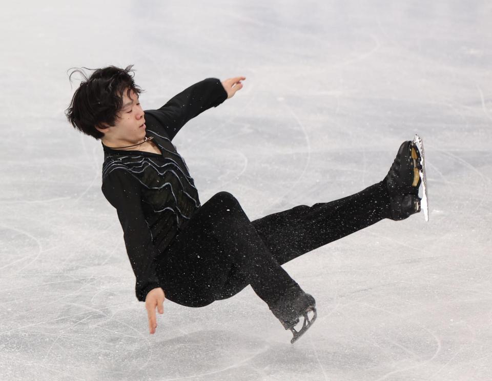 　転倒する鍵山優真（撮影・佐々木彰尚）