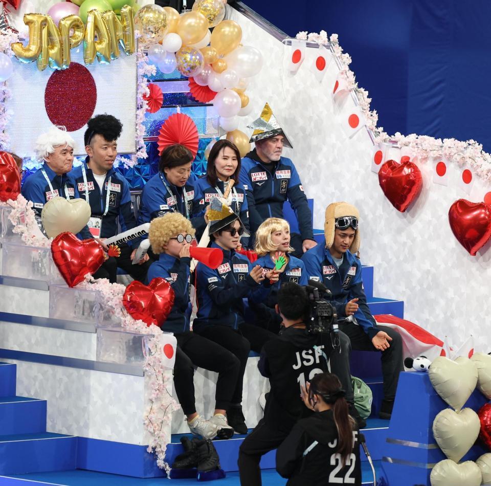 　声援を送る（前列左から）坂本花織、鍵山優真、三浦璃来、木原龍一（撮影・佐々木彰尚）