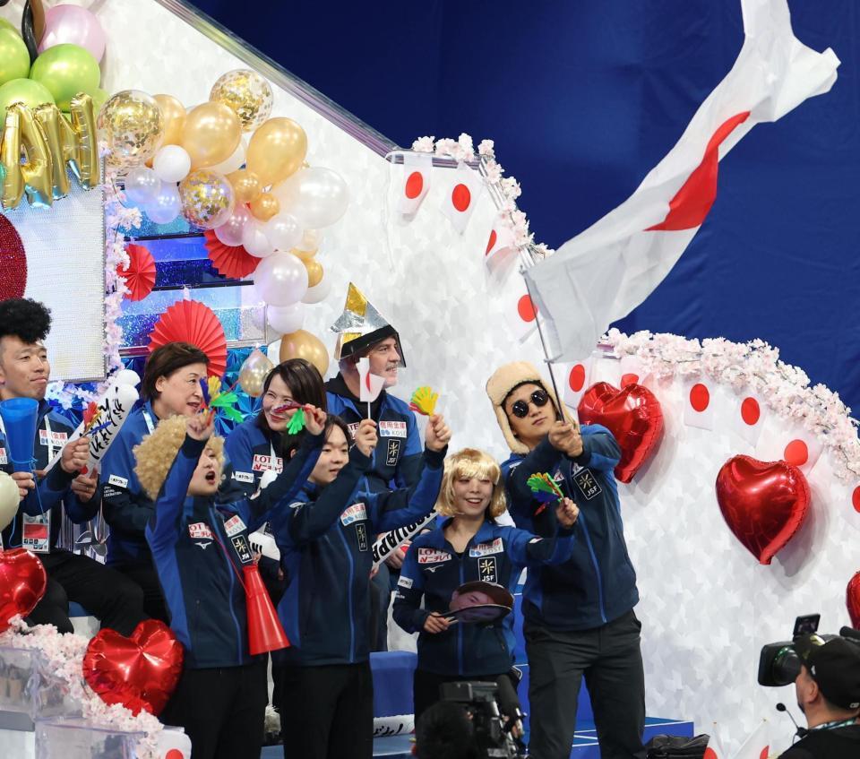 　声援を送る（前列左から）坂本花織、鍵山優真、三浦璃来、木原龍一（撮影・佐々木彰尚）