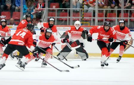 　日本-カナダ　第１ピリオド、カナダの猛攻をしのぐＧＫ増原（右から３人目）ら日本の選手たち＝チェスケー・ブジェヨビツェ（共同）