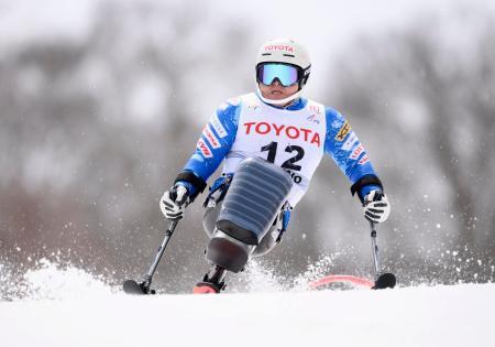 　男子回転座位　滑走する森井大輝＝野沢温泉スキー場