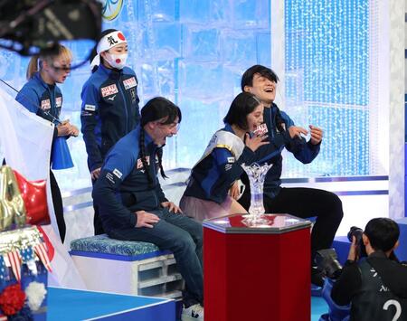 　得点を知り驚く三浦璃来、木原龍一組（撮影・佐々木彰尚）