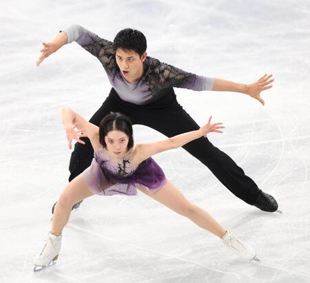 　練習に励む三浦璃来、木原龍一組（撮影・佐々木彰尚）