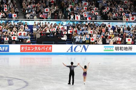 　ファンにあいさつをする三浦璃来、木原龍一組（撮影・佐々木彰尚）