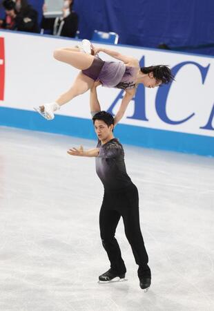 　ファンを魅了する三浦璃来、木原龍一組（撮影・佐々木彰尚）