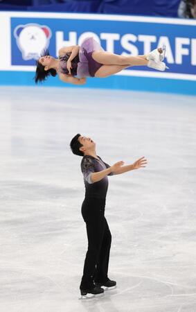 　迫力ある演技を披露する三浦璃来、木原龍一組（撮影・佐々木彰尚）