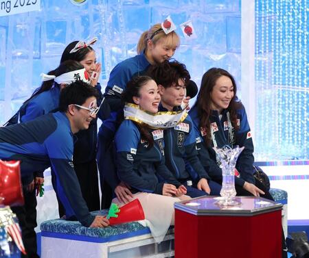 　結果を待つ吉田唄菜、森田真沙也組（撮影・佐々木彰尚）