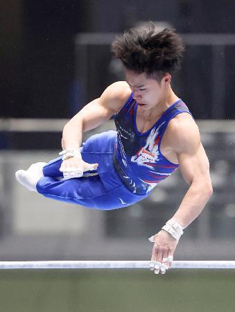 岡がトップ通過、橋本２位　全日本体操の男子予選