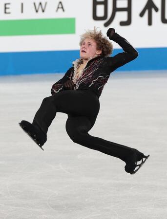 　大きく飛ぶイリア・マリニン（撮影・佐々木彰尚）