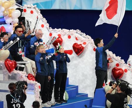 　声援を送る（前列左から）坂本花織、千葉百音、三浦璃来、木原龍一（撮影・佐々木彰尚）