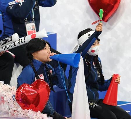 　声援を送る坂本花織（左）と千葉百音（撮影・佐々木彰尚）