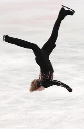 　大きく飛ぶイリア・マリニン（撮影・佐々木彰尚）