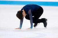 　男子フリーの演技を終え、しゃがみ込む佐藤駿