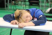 　記者会見を前にお疲れモードの坂本花織（撮影・佐々木彰尚）