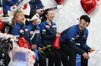 　笑顔を見せる（左から）坂本花織、千葉百音、三浦璃来、木原龍一（撮影・佐々木彰尚）