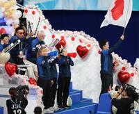 　声援を送る（前列左から）坂本花織、千葉百音、三浦璃来、木原龍一（撮影・佐々木彰尚）