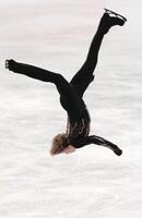 　大きく飛ぶイリア・マリニン（撮影・佐々木彰尚）