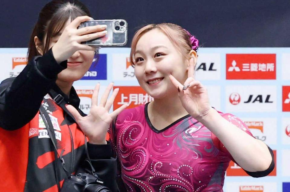 　女子個人総合予選の競技を終え、笑顔の宮田笙子（右）