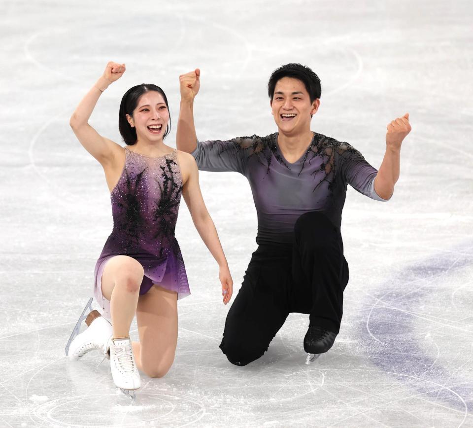 　演技を終えてこぶしを握る三浦璃来、木原龍一組（撮影・佐々木彰尚）