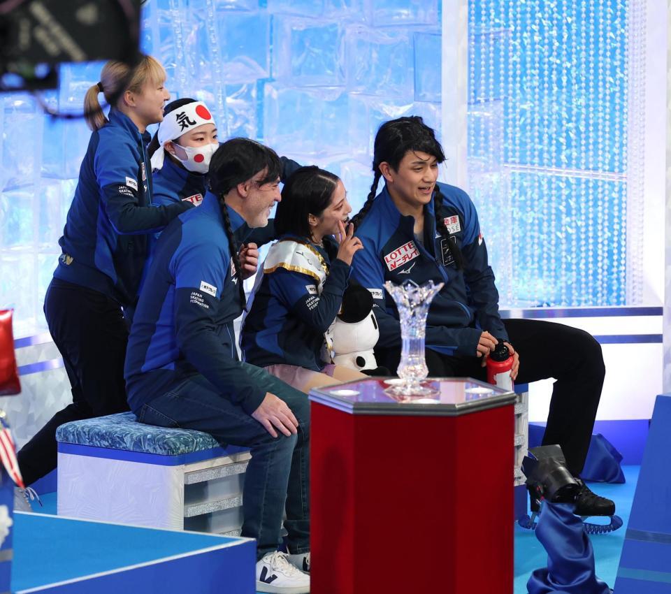 　ポーズを決める三浦璃来、木原龍一組（撮影・佐々木彰尚）