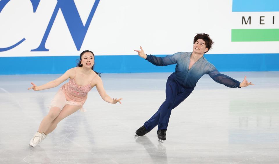 　華麗な演技を披露する吉田唄菜、森田真沙也組（撮影・佐々木彰尚）