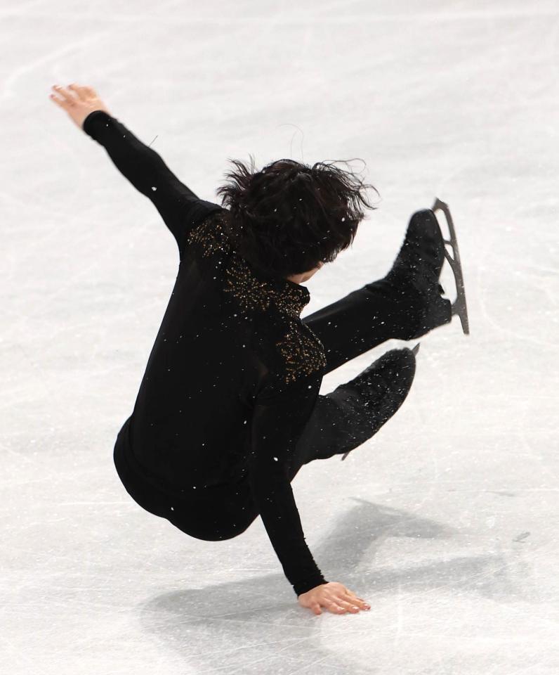 　転倒する鍵山優真（撮影・佐々木彰尚）