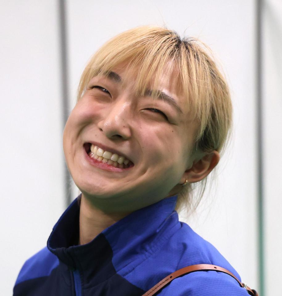 　会見を終えて笑顔で引き揚げる坂本花織（撮影・佐々木彰尚）