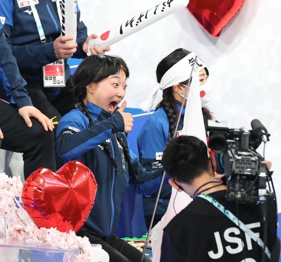 　ポーズを決める坂本花織（撮影・佐々木彰尚）