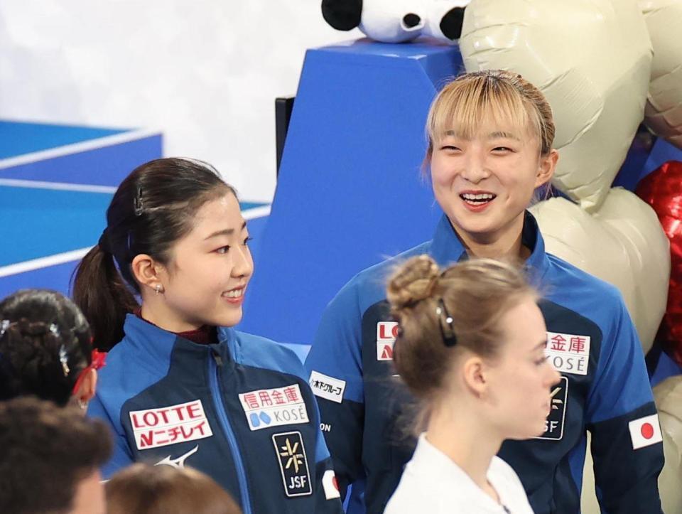 　笑顔を見せる坂本花織（右）と千葉百音（撮影・佐々木彰尚）